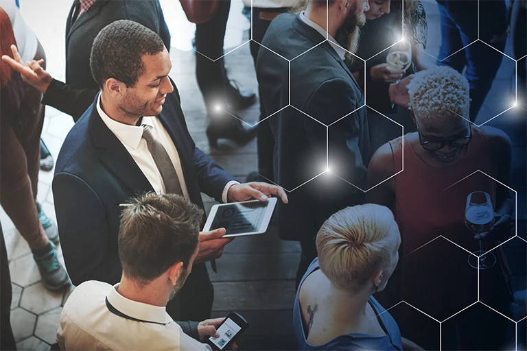 Participantes de um evento empresarial conectados por uma rede digital